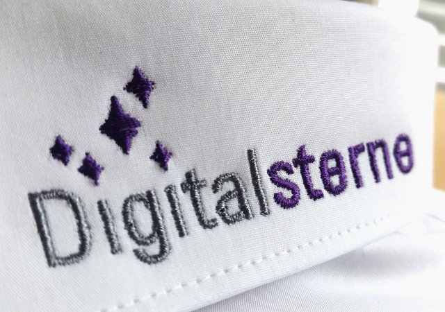 Veredelung mit Stickerei auf Hemdkragen
