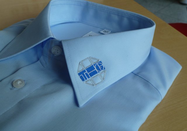 Veredelung mit Stickerei auf Hemd