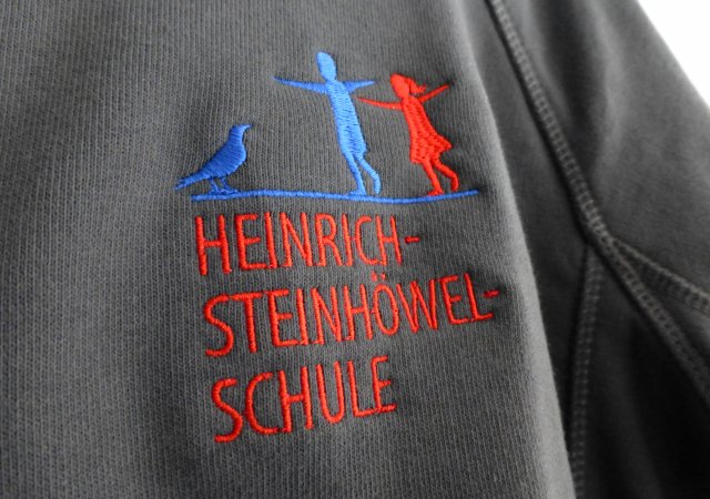 Veredelung mit Stickerei auf Sweatshirt