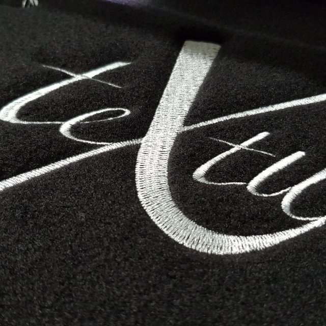 Veredelung mit Stickerei auf Fleecejacke